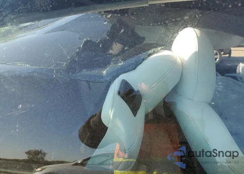 2021 Tesla Model 3 из США, поврежденный, VIN 5YJ3E1EB1MF054672